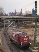 MaK G 1600 BB 120076 der OHE f�hrt am 27.02.10 kurz nach passieren der 295 065-7 durch die Verbindungskurve vom Rbf Alte S�derelbe zum Containerterminal Altenwerder.