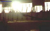 Am 01.04.01 fuhr der ICe90(ICE1) mit einem verbogenen Stromabnehmer in den Bahnhof Kassel-Wilhelmsh�he. Nach wenigen Minuten riss die Oberleitung. Der Zug konnte seine Fahrt nicht forts�tzen.