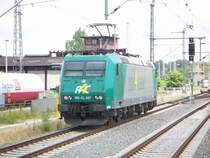 185-CL 007 steht in Schwerin HBF an einem Roten Signal am 2.7.05