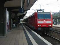 146-002 fuhr am 5.7.2005 mit einem Sonderzug der aus alten Flachwagen bestand durch Worms Hbf, man beachte das Lokf�hrerfenster dort kann man eindeutig ein Kamera erkennen, was ist an einem Fotografen den so besonders.