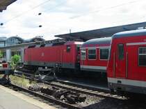 143-313 schob am 5.7.2005 eine RB hier in Mainz Hbf, recht im Bild die 420-374.