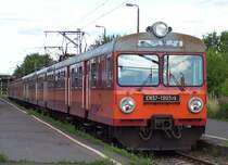EN57-1905 der PKP in rot/orange am 26.06.2005 in Warszawa Gdanska (Warschau Danziger Bahnhof). Triebz�ge EN57 ab Nr.1900 haben statt 3 nur noch 2 F�hrerstand-Fenster.