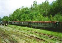 Vier sch�ne alte 4-achsige Reisezugwagen in einem Zustand der mir die Tr�nen in die Augen treibt, Schwarzenberg 12.05.01