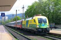 1047 502 mit einem IC/EC bei der Einfahrt in M�rzzuschlag am 16.5.2004 - leider wei� ich die Zugnummer nicht mehr