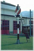 Hipp`sche Wendescheibe(1862)vor den RhB Betriebswerkst�tten in Landquart.Bei der RhB waren die Signale bis 1989 in Betrieb