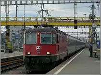 Re 4/4 II 11136 f�hrt am 27.12.09 in den Hauptbahnhof von Z�rich ein. (Hans) 
