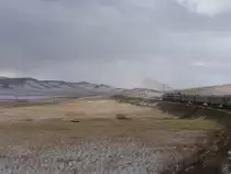 Taigatrommel Doppeleinheit 2M62M-030 mit “unsere Zug” von Ulaanbaatar nach Peking auf die schl�ngelnde Strecke zwischen Ulaanbaatar und Honhor am 20-9-2009. Innerhalb einen Tag kann es 0 bis 30 Grad Celcius sein! Hier war es sehr kalt.