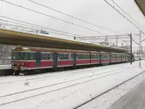 Wegen Eis-Angriff mussten im Raum um Częstochowa die elektrischen Z�ge von Dieselokomotiven gezogen werden. EN57-651 mit SM42-1016 als Regio-42037 in Częstochowa Osobowa, 13.01.2010.