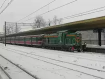 Wegen Eis-Angriff mussten im Raum um Częstochowa die elektrischen Z�ge von Dieseloks gezogen werden. EN57-651 mit SM42-1016 als Regio-42037 in Częstochowa Osobowa, 13.01.2010.