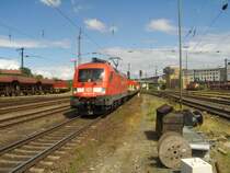 182 021-8 mit G�terzug durch Aschaffenburg Hbf am 08.07.2005