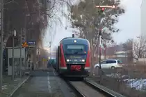 642 193 der Elbe-Saale-Bahn als RB 36926 nach Aschersleben steht in Dessau-Alten zur Abfahrt bereit. (KBS 334)
Im Hintergrund sieht man das Anhaltische Theater zu Dessau.
Dessau, der 10.3.2010