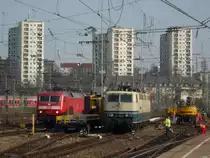 W�hrend 181 211-4  Lorraine  inmitten der Bauarbeiten im Stuttgarter Gleisvorfeld auf den abendlichen Einsatz wartet, rangiert 120 118-5 zwischen Hbf und Betriebshof. 09.03.10