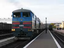 “Halbe Doppellok“ 2TE10U – 282 (2TЗ10y – 0282) mit ein “TsarenGold“-Zug auf Bahnhof Naoesjki (Наушки) am 14-9-2009. Bahnhof Naoesjki ist ein Grenzbahnhof zwischen Russland und Mongolei.