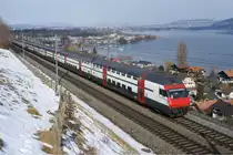 Der IC 1067 ist am 20.2.10 auf dem Weg von Thun Richtung Spiez. Das Bild entstand in Einigen. 