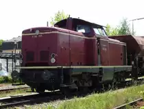 V100 1365 mit Schotterzug im Bahnhof Illertissen an 21.5.2007