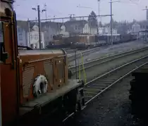 De 6/6 15302 abgestellt, De 6/6 15301 mit G�terzug nach Lenzburg, De 4/4 mit Personenzug nach Lenzburg und Berom�nsterpendel mit De 4/4- B- Bti und Rs vor dem Start nach Berom�nster (einige Meter nach vorne, Weiche stellen, r�ckw�rts an der 15302 vorbei in die Spitzkehre, vorw�rts mit De 4/4 voran auf dem 2. Gleis von rechts mit 38% nach Reinach Unterdorf.
Aufnahme vom G�terschuppen Beinwil her, etwa 1975 (scan von Negativ)