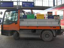 Irgentwie muss Speis und Trank in den Bistrowagen des ICEs gelangen..und wenn der weg zu weit ist,nimmt man diesen praktischen Elektrowagen (M�rz2010)