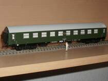 Einst fuhren die DDR-Regierungsz�ge unter strengster Geheimhaltung durch die Republik.Zuglok waren immer zwei 118er.So war das Fotografieren oder filmen nur illegal m�glich.Heimatbahnhof des Regierungszuges war Berlin Lichtenberg w�hrend die Zugloks zum Bw Berlin Ostbahnhof geh�rten.In der  Einsatzstelle Lichtenberg wurden die Wagen extra abgestellt und sogar bewacht.Vom nahgelegenden S-Bahnhof N�ldnerplatz konnte man die Wagen sehen.Das Modell stammt von Sachsenmodelle und wurde in einer Sonderauflage  Sonderzug nach Pankow  sogar mit einer Erich Honecker Figur herausgebracht.