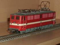 Bis zur Abl�sung durch die 250(155) und 243(143) waren die Holzroller bei der DR die Mehrzwecklok,auch danach setzte die DR die Lok weiter ein.Zu DDR-Zeiten waren die Loks meist in den s�dlichen Bw`s beheimatet.Erst nach der Wende wurde dann der Lokbestand immer weniger und einige Loks fuhren unter der Bezeichnung 109 und 142 in anderen Teilen Deutschlands weiter bis auch ihre letzten Tage kammen.Dank der Schweiz die noch einige Loks zu sich ins Land holten sind Heute noch einige Holzroller nun bei Privatbahnen(u.a.bei der DIE-Lei,WAB,Georg Verkehrsorganisation)wieder in Deutschland zur�ck und wieder im Einsatz.W�hrend es die Original 211 035 schon lange nicht mehr gibt,f�hrt meine Piko 211 035 noch weiter auf meinen Anlagen.