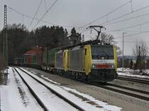 Die ES 64 F4-017 und die ES 64 F4-007 mit dem Hangartner KLV-Zug am 13.03.2010 bei der Durchfahrt in A�ling. Noch ein Gr�� an die Nette Lokf�hrerin und den anderen Leuten des Gut gef�llten F�hrerstandes.