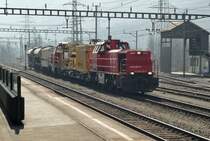 Am 12.03.2010 zieht die Am 843 006-8 einen Bauzug mit eingereihter Am 841 und K3 durch den Bahnhof Bodio. Das Infra-Logo w�re hier wohl besser am Platz gewesen.