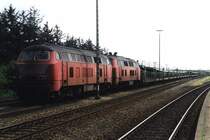 218 490-1 und 218 257-4 mit einem Autozug auf Bahnhof Nieb�ll am 16-5-1999. Bild und scan: Date Jan de Vries.