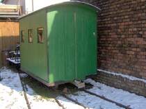 Ein alter Feldbahnpersonenwagen,der von seinem Besitzer ganz alleine gebaut wurde.Er hat den langen Winter gut �berstanden und wird bald wieder durch diesen Garten gefahren.6.3.10.