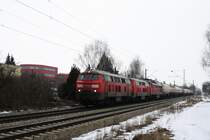 Eine f�r diese Strecke seltene 3-fach-Traktion, bespannt mit 225 811-9 + 1 Schwestermaschine + 233 596-6 durchfuhr mit einem Kesselzug am 13.03.10 Poing. Der Zug fuhr von M�hldorf/Inn nach M�nchen-Nord.