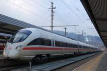 Unter dem Schlangenkopf: W�hrend die Skischanze immer mehr ihre wei�e Farbe verliert, pr�sentiert sich 411 028-4 ff.  Reutlingen  �u�erst sauber abfahrtsbereit im Bahnhof Innsbruck um die Fahrt �ber Kufstein zu seiner Beheimatungsstadt und von da aus weiter �ber den Frankenwald nach Berlin als ICE 108 anzutreten.