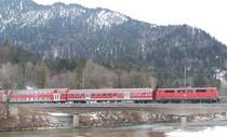 Eine unerkannt gebliebene 111er zieht am 13.3.2010 ihre RB 30371 mit 10 min�tiger Versp�tung aufgrund einer versp�teten Zugkreuzung mit dem ICE 987 �ber die Loisach kurz vor Eschenlohe.