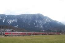 RB 5414 ist am 13.3.2010 kurz vor Ohlstadt auf dem Weg von Innsbruck nach M�nchen und erreicht gleich den kleinen Bahnhof obiger Stadt.