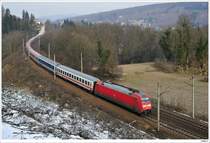 DB 101.044 mit dem EN491 (Hamburg-Wien) bei Eichgraben; 10.3.2010.