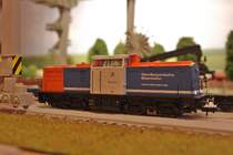 Hier steht sie im Containerbahnhof. Sie wird in Zukunft die Rangieraufgaben der Privat-Anbieter bedienen. 202 547-6 der NBE von Roco.