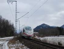 W�hrend der f�hrende Wagen 403 054-3 schon �ber die Loisach hinweg ist, befindet sich die hinteren Wagen noch auf der Br�cke �ber selbige. Tz 354 war als ICE 924 unterwegs, kurz hinter Eschenlohe. 13.3.2010