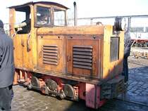 Die Diesellokomotive LKM Ns2F. Der 36PS starke Zweizylindermotor (2VD 14,5/12-1 SRL) sorgt f�r gen�gend Kraft um diese 5,9 Tonnen schwere Lok mit ausreichend Geschwindigkeit �ber die Schienen rollen zu lassen. Hergestellt wurde die Lok vom VEB Lokomotivbau (Karl Marx). Der Motor ist von der Firma Sch�nebeck.