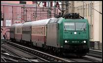 VC 185 517-0 brachte mit dem DPE 13292 Fans der N�rnberg Ice Tigers nach Berlin. Hier f�hrt der Zug bestehend aus 15 Wagen zur Abstellung. Die Lok ist derzeit f�r Veolia Cargo SA, Nanterre im Einsatz (NVR-Nummer 91 80 6185 517-0 D-VC, TRAXX F140 AC1, gesehen Berlin Alexanderplatz 14.03.2010)