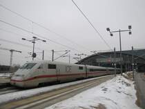 DB 402 033-5  Ulm  als ICE 546 von Berlin Ostbahnhof nach Flughafen K�ln/Bonn, in Berlin Hbf; 18.02.2010