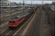 155 016 mit einem langen G�terzug in Richtung Ludwigshafen.Am 14.03.10 in Mannheim Hbf.