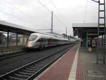 ICE 1546 nach Frankfurt Flughafen um 15.52 Uhr Abfahrtszeit mit +15 min.
in Eisenach bei der Ausfahrt und ,,Jubileums Lackierung &acute;&acute; 175 Eisenbahn
in Deutschland.Aufnahme, 14.03.2010