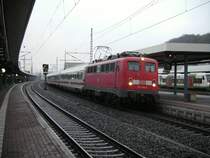 110 200-3 mit IC 1858 nach Stuttgart Hbf um 17.48 Uhr steht zur Abfahrt
bereit.Aufnahme, 14.03.2010.