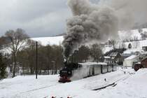99 542 verl�sst am 28.02.2010 den Bahnhof Steinbach in Richtung J�hstadt.