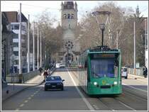 Combino 325 erreicht die Haltestelle Zoo Bachleten. (01.03.2010)