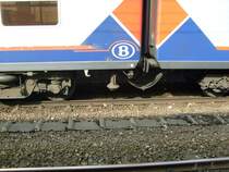 In Belgien gibt es sie noch die offenen WC-Systeme hier gesehen das Abwasserrohr an einem Triebwagen der Baureihe AM80 am 17.3.2010 in Li�ge Palais.