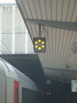 Hier das Abfahrtssignal f�r einen Triebzug der Baureihe AM96, dass dem deutschen ZP9 entsprechen d�rfte. Was mich gewundert hat ist, dass es diese Signal an jedem Bahnhof gibt. Gesehen am 17.3.2010 in Li�ge Palais.