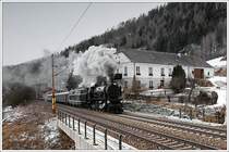 Am 13.3.2010 wurde u.a. f�r ein japanisches Filmteam ein Dampfsonderzug von Wien nach M�rzzuschlag in Verkehr gesetzt. Fungierte 2143.40 bei der Hinfahrt noch als Schublok, war sie bei der Retourfahrt nach Wien Zuglok. Die Aufnahme zeigt den Sonderzug R 16138 mit 109.13 vom Heizhaus Strasshof als Vorspannlok bei der klassischen Fotostelle Edlach Hof, im Gegensatz zu meinen Fotokollegen nicht klassisch, sondern mit mehr Hof ;-)