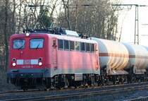 Die 140 538-0 zieht Kesselwagen durch Duisburg Neudorf am 09.03.2010