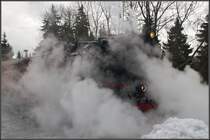 Tja, ist das eine Dampflok? Ja, bestimmt! Durch den Dampf ist die Lok selber aber schlecht zu sehen; Dampf geh�rt allerdings zu einer Dampflokomotive...
99 7232-4 der HSB am 25. Februar 2010 mit Zug 8929 (Wernigerode - Nordhausen) im Bahnhof Drei Annen Hohne.