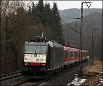 Schwarz-rote Koalition im Regionalverkehr zwischen Frankfurt(Main) und W�rzburg: 185 554 schiebt ihren RE 4607 in Richtung Heigenbr�cken. (14.03.2010)