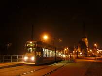 NGT 686 vor der Kulisse der Rostocker Altstadt (�stliche Altstadt) mit St.Petris 117m hohen Kirchturm.
17.03.2010