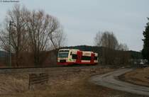 VT 247 der HzL als HzL85862 (Geisingen-Leipferdingen-Br�unlingen Bahnhof) bei Neufra 18.3.10